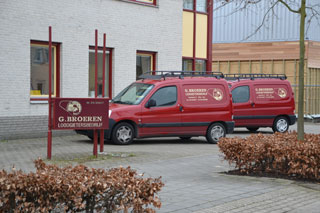 Gevel en rode bussen van Broeren Loodgietersbedrijf